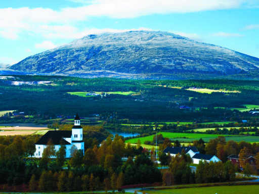 Tynset kirke og Tronfjellet foto Ingrid Eide Tynset kirke og Tronfjell. Foto: Ingrid Eide