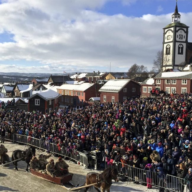 Tusenvis hadde møtt opp på Malmplassen på Røros for å få med seg åpninga av Rørosmartnan. Spesielt hestekvipasjene er en favoritt! Foto: Wenche S. Bendixvold-Ryjord