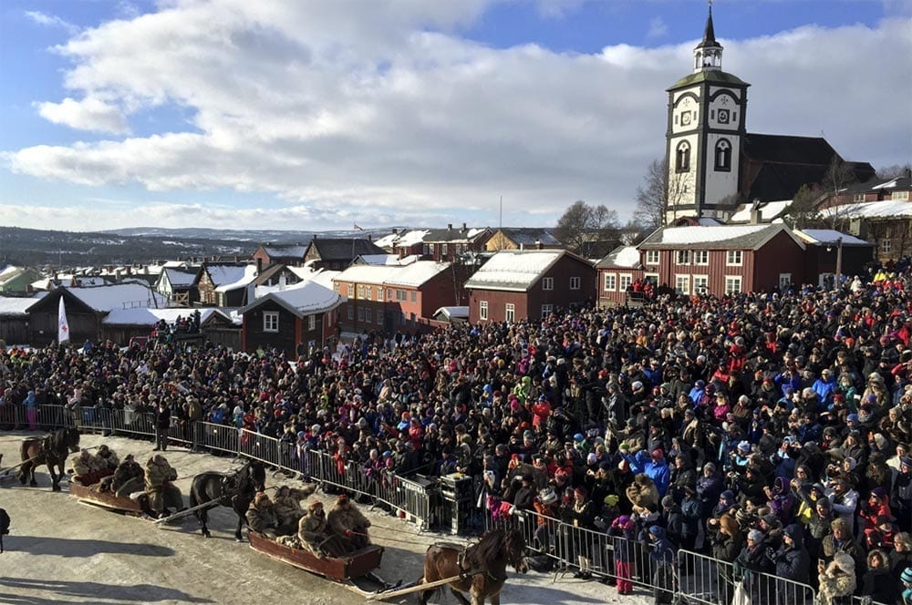 Tusenvis hadde møtt opp på Malmplassen på Røros for å få med seg åpninga av Rørosmartnan. Spesielt hestekvipasjene er en favoritt! Foto: Wenche S. Bendixvold-Ryjord
