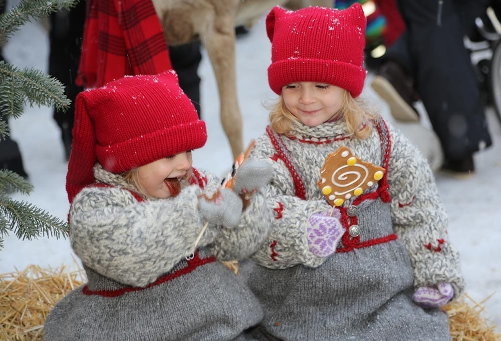 Jenter og pepperkake på Julemarked. Foto Liv Grådal, Galleri Galåen