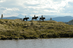 En av de beste måtene å utforske den norske naturen på er fra hesteryggen, og med hest kommer du deg langt inn i nasjonalparkområdene. Foto: Savalen Hestesenter.