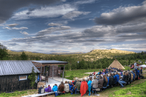Inne på ei seter i Svarthammerlia får du oppleve en proff opera-oppsetning med fjell og buskap som akkompagnerer solistene. Foto: Opera di Setra.