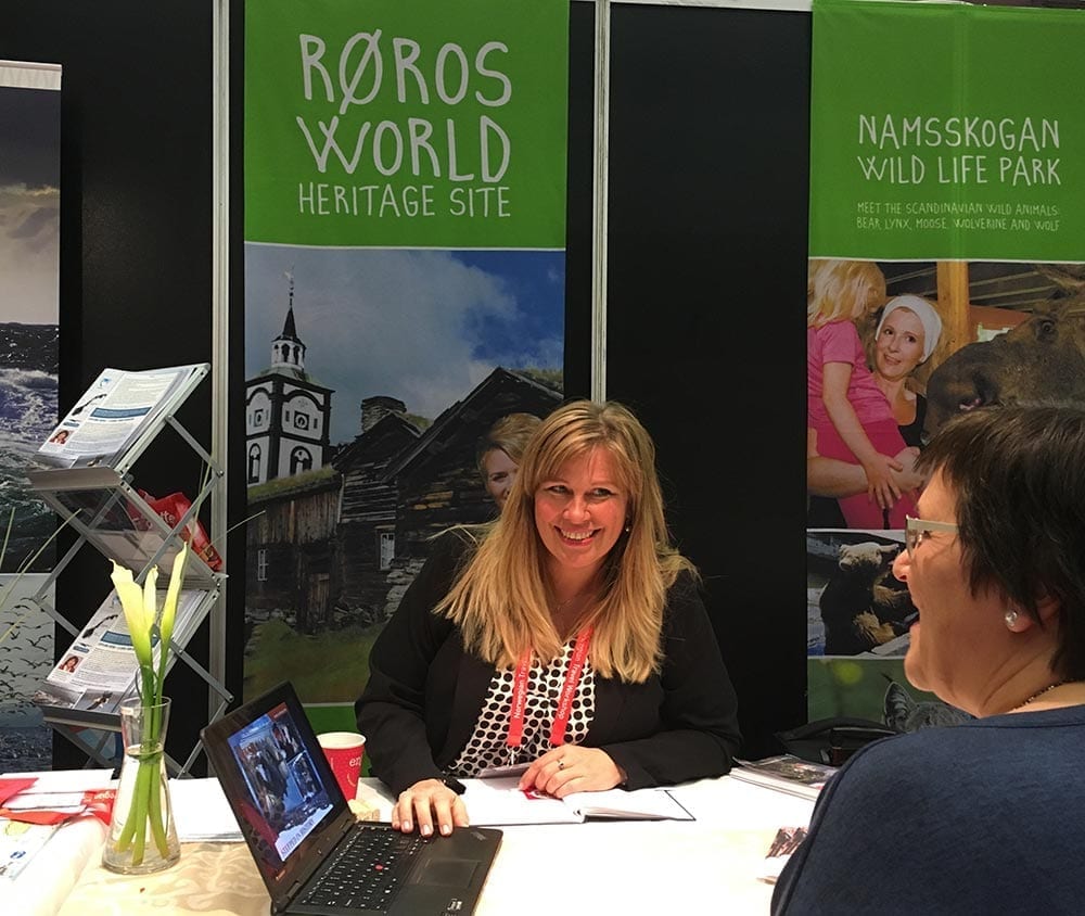 Hilde i samtale med turoperatør på NTW