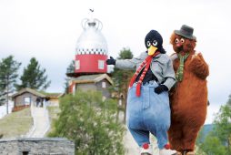 Solan og Ludvig tar med deg inn i Kjell Aukrust sin verden på Aukrustsenteret i Alvdal. Besøk også Flåklypatoppen og bli astronaut. Foto: Ivar Thoresen Solan og Ludvig tar med deg inn i Kjell Aukrust sin verden på Aukrustsenteret i Alvdal. Besøk også Flåklypatoppen og bli astronaut. Foto: Ivar Thoresen
