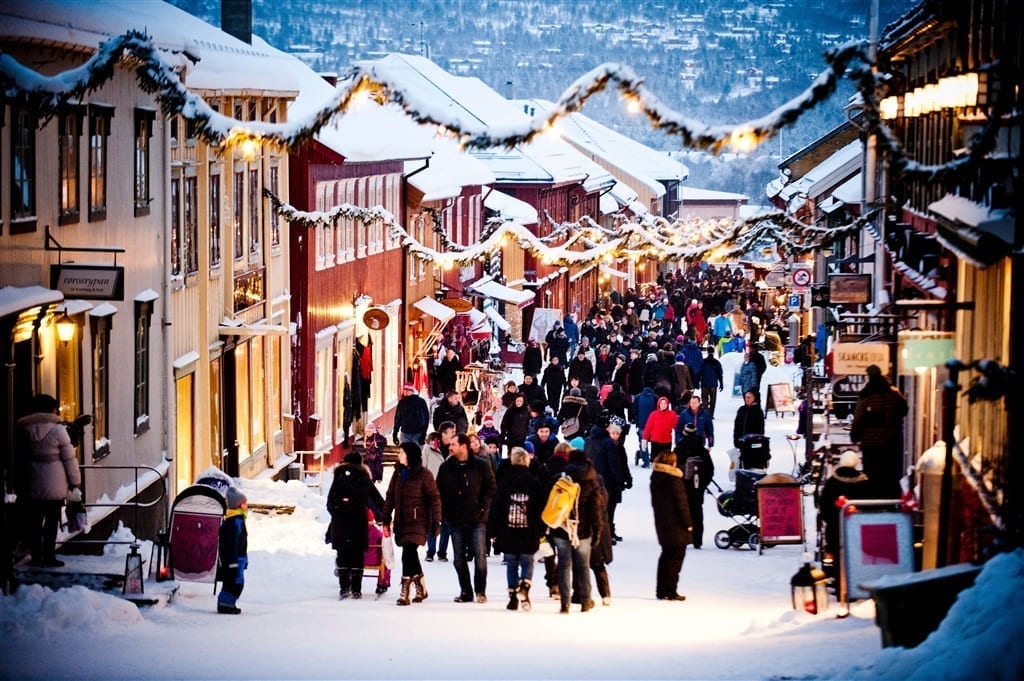 christmas-shopping-at-roros-kjerkgata_foto_innovation-norway_thomas-rasmus-skaug