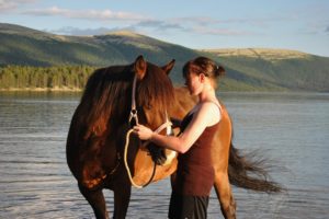 Hest og jente i vannkanten_foto_Savalen henstesenter Hest og jente i vannkanten_foto_Savalen henstesenter