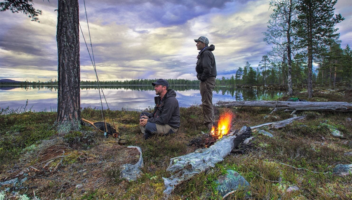 To fiskere og brennende bål.