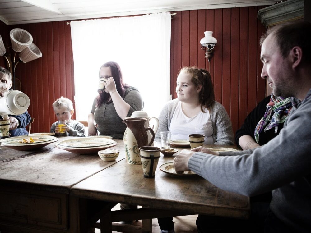 Kalsa_Gårdsbakeri_familie gjester i sommerstuggu_foto_TomGustavsen Kalsa_Gårdsbakeri_familie gjester i sommerstuggu_foto_TomGustavsen