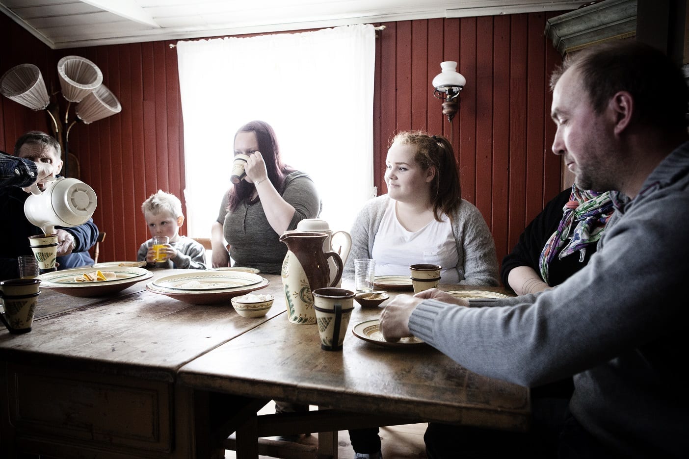 Kalsa_Gårdsbakeri_familie gjester i sommerstuggu_foto_TomGustavsen