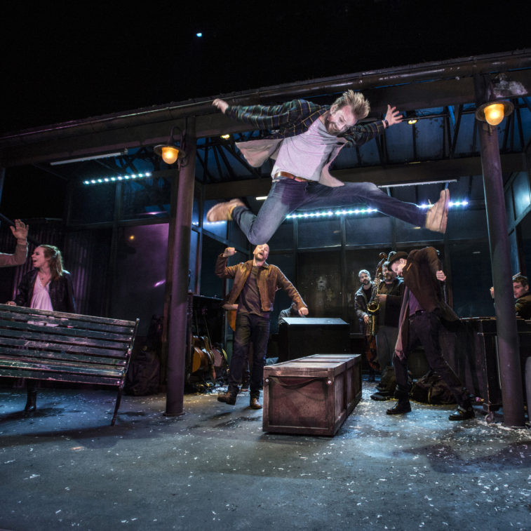 Kan nokon gripe inn Forestillingsfoto