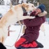 Kristen Kellogg of Borderfree Travels with one of the the sled dogs at the Husky Point Røros Kennel. Foto: Borderfree Travels