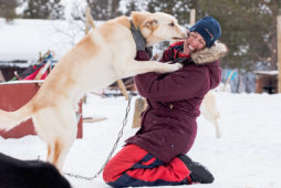 Kristen Kellogg of Borderfree Travels with one of the the sled dogs at the Husky Point Røros Kennel. Foto: Borderfree Travels