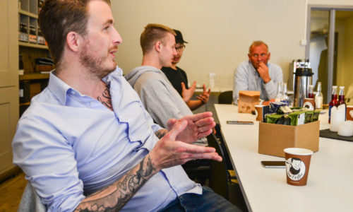 Jonas Nåvik INSPIRERT: Michelinstjerne-kokk Jonas Nåvik fra Trondheimsrestauranten Fagn setter pris på å få møte lokale produsenter i Rørosregionen.