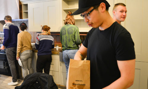 Gode smaker GODE SMAKER: Julian Stavnbrekk fra Fagn kaster seg over posen med brød bakt av byggmel fra Dyrk Mølle på Telneset.
