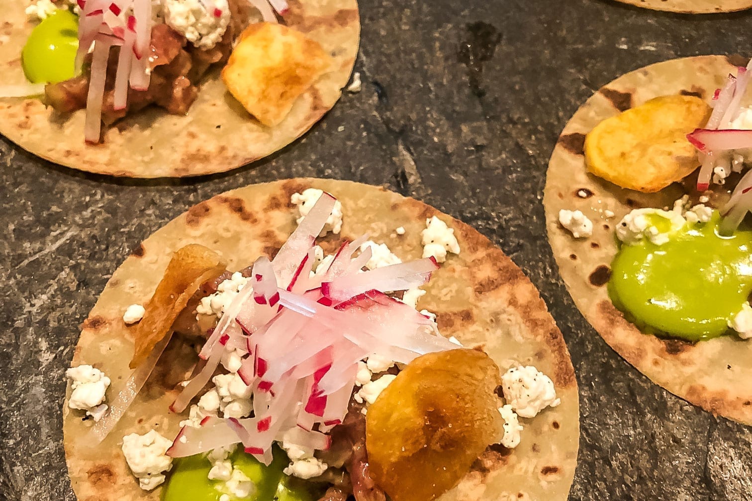 HÅNDMAT: Potetlefse med kalvetartar blir lekker håndmat, og bør bli en sterk utfordrer til den vanlige pølsa i brød.