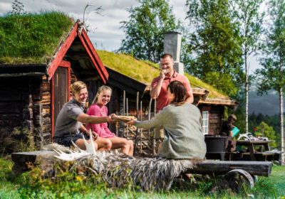 Til-seters-pa-Utistuvollen-Vingelen-familie_DestinasjonRøros_Foto_CH_VisitNorway Til-seters-pa-Utistuvollen-Vingelen-familie_DestinasjonRøros_Foto_CH_VisitNorway