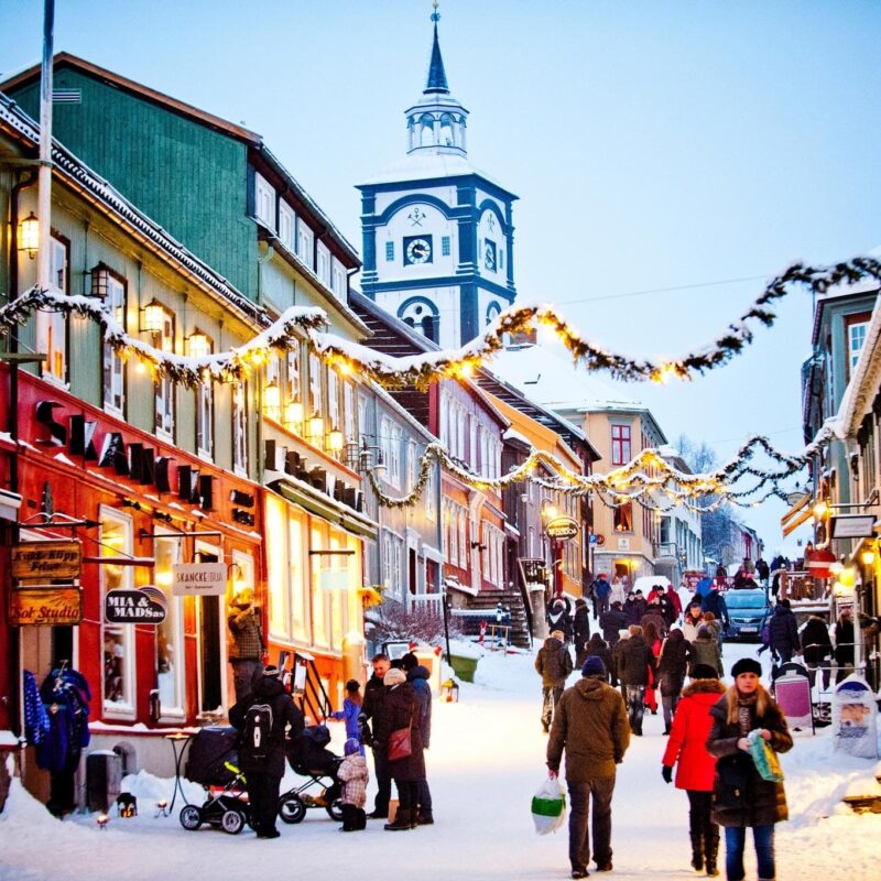 Christmas shopping in Røros. Photo: Innovation Norway / Thomas Rasmus Skaug