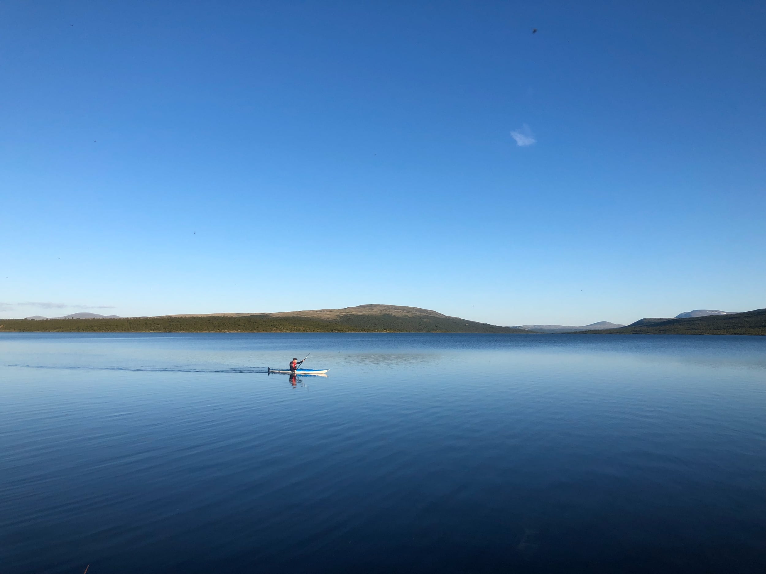 Sommer og blikkstille vann, kajakk på Korssjøen.