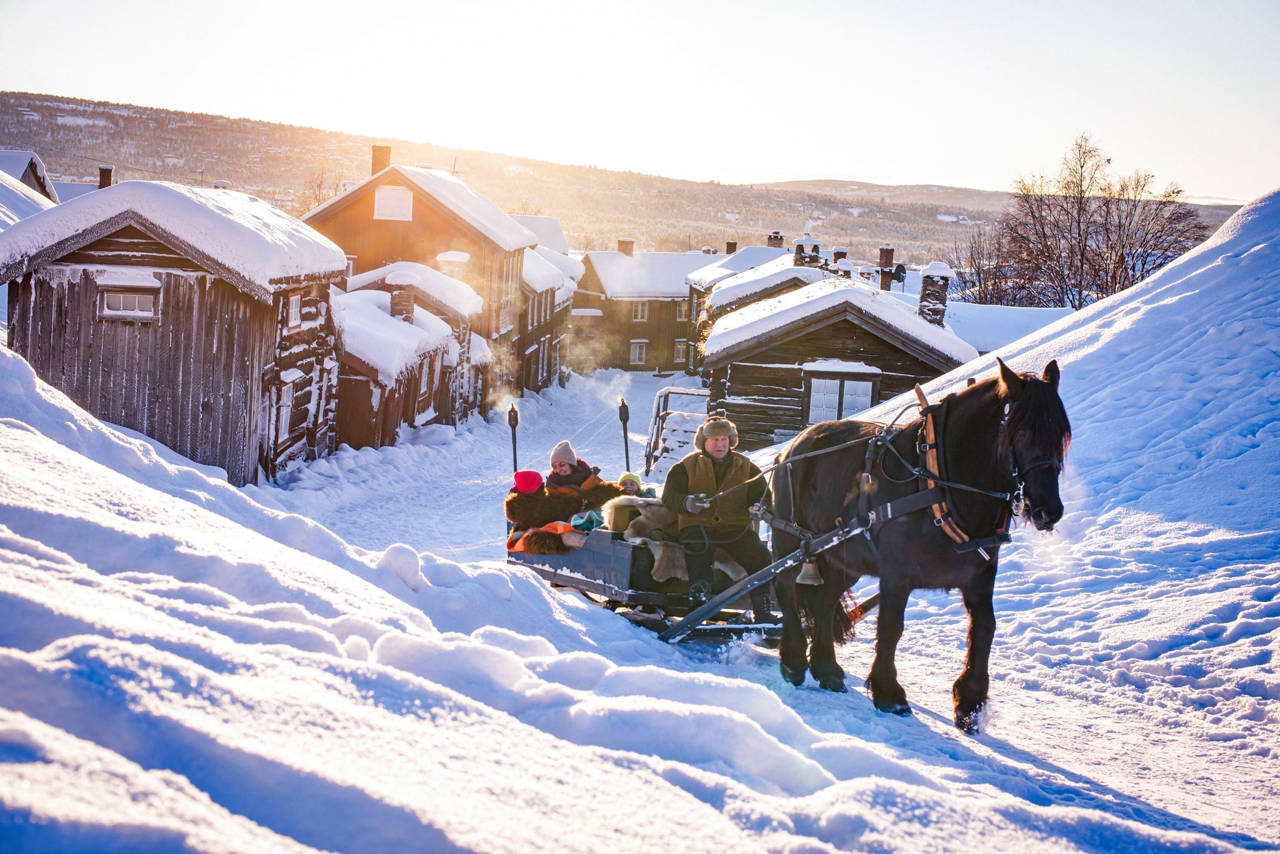 Familie i hest og slede opp Sleggveien på Røros.