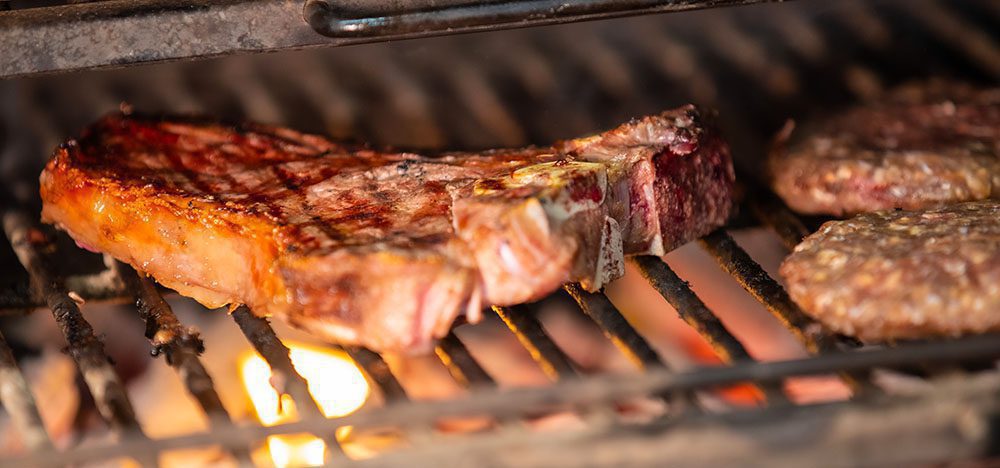 Mørt lokalt kjøtt som freser på grillen.